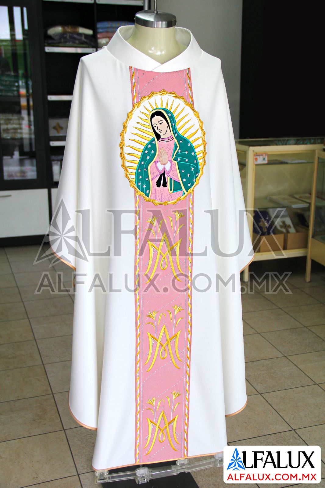 14 AVE MARIA Blanco Casulla Alfalux Palo Rosa Medallon Virgen Central 348IMG 1548